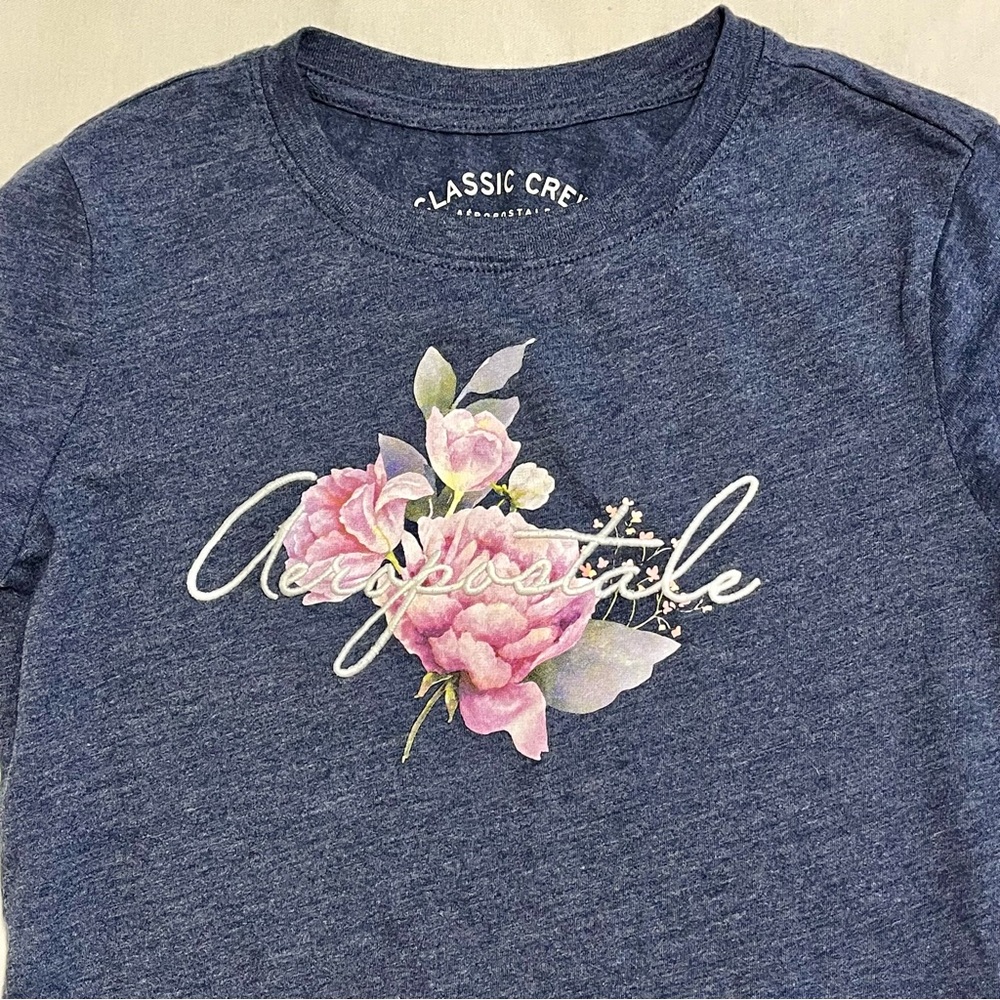 Aeropostale Embroidered Floral Graphic Tee. Size Small. NWOT.
